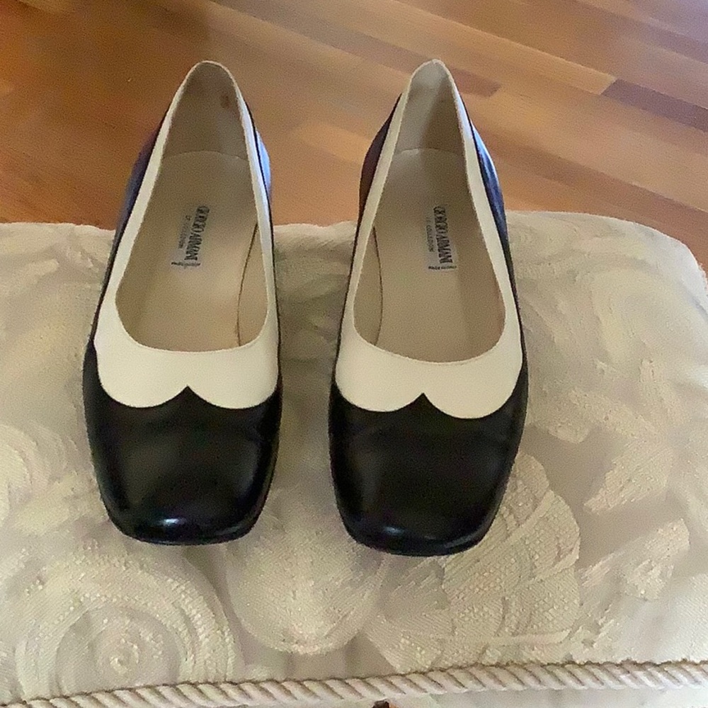 GIORGIO ARMANI L E COLLEZIONI size 38.5 black & cream flats